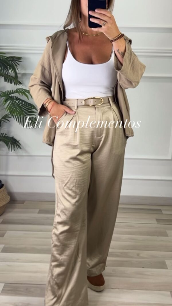 Pantalón satinado con cinturón