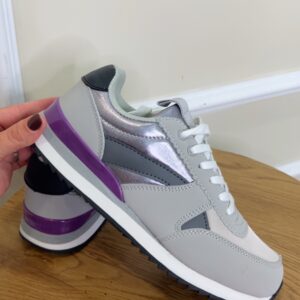 Deportiva gris